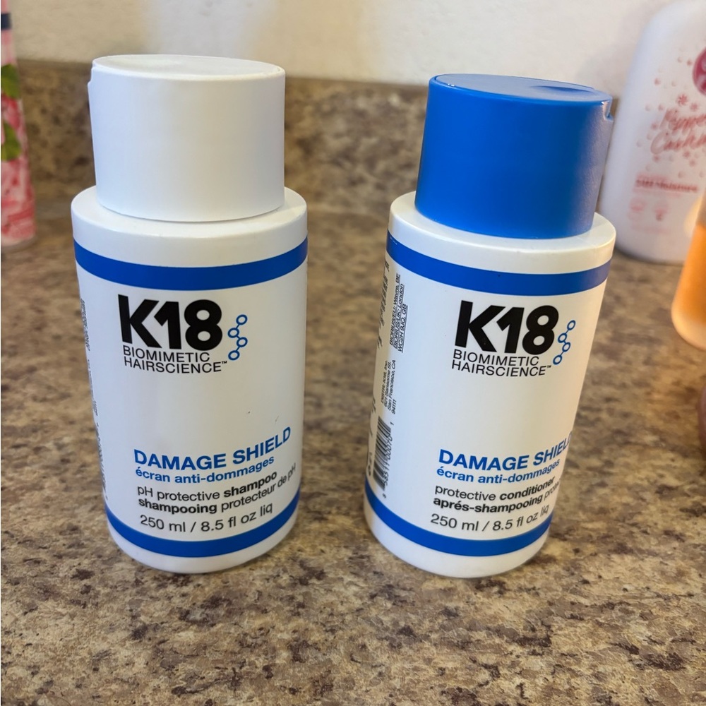 K18 Biomimetic Hairscience Damage Shield Shampoo - White and Blue